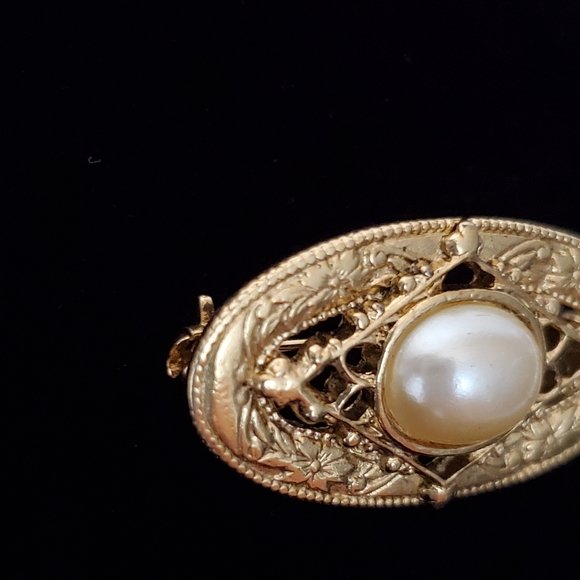 Oval Gold Tone Filigree Faux Pearl Brooch Pin - Picture 4 of 8